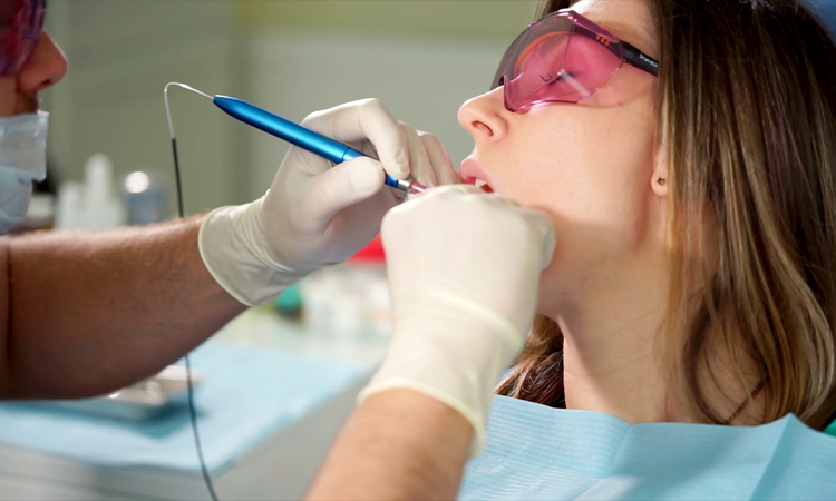 کنترل دراز مدت آفت با لیزر کم توان | بهترین دندانپزشک اصفهان
