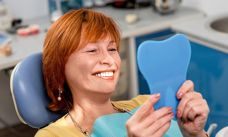 Implants dentaires chez les personnes âgées | Le meilleur dentiste cosmétique à Ispahan