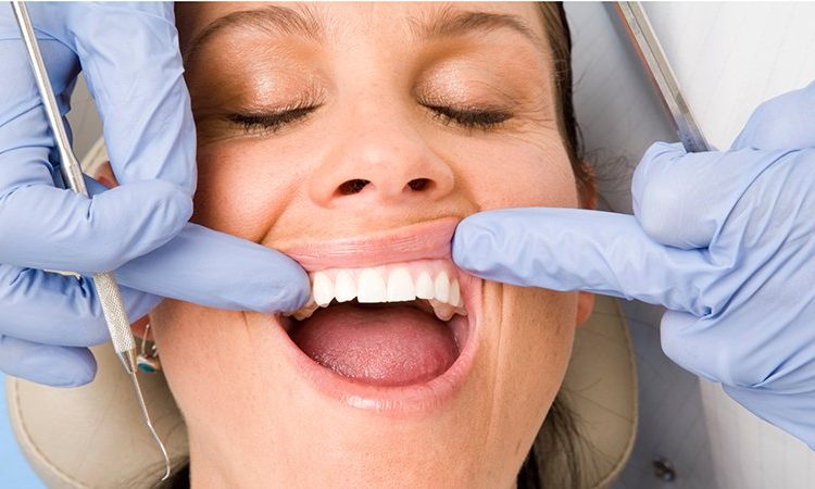 ما هي أسباب انحسار اللثة؟ | افضل دكتور اسنان في اصفهان