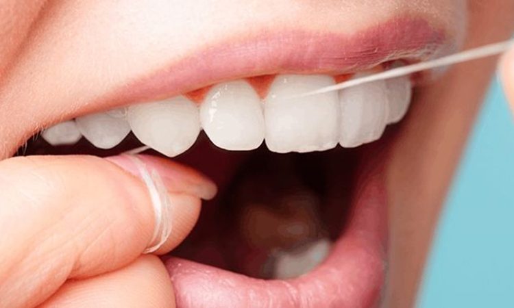 نحوه صحیح کشیدن نخ دندان | بهترین دندانپزشک زیبایی اصفهان