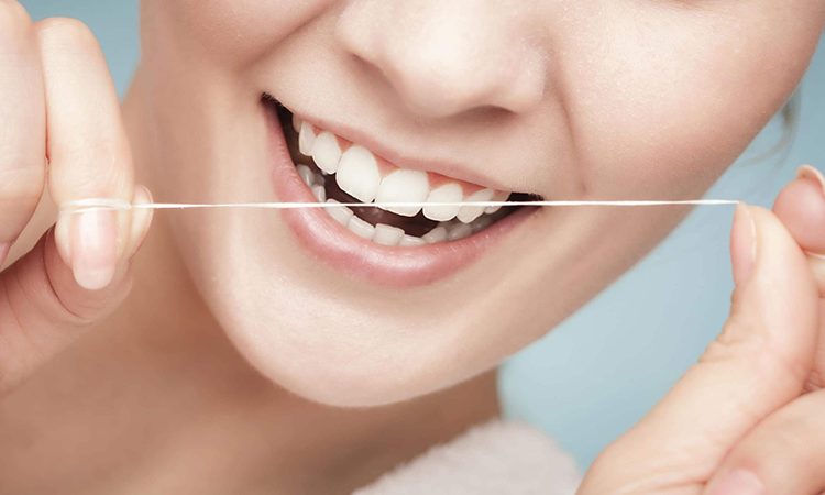 نحوه صحیح کشیدن نخ دندان|بهترین دندانپزشک اصفهان