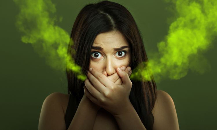 دلایل ایجاد بوی بد دهان چیست؟ | Le meilleur chirurgien des gencives à Ispahan