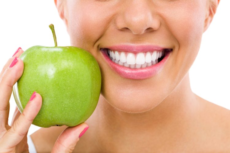 آثار التغذية على صحة الفم | افضل دكتور اسنان في اصفهان