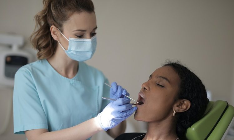 Les maladies bucco-dentaires les plus courantes chez les adultes | Le meilleur dentiste d'Ispahan