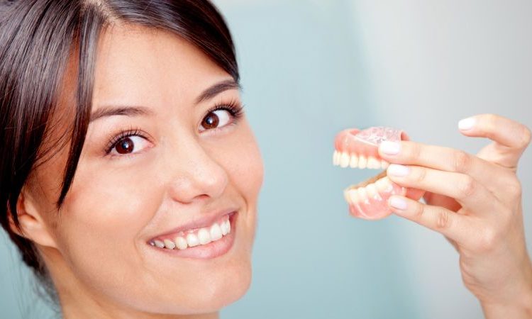ما هي مزايا زراعة الأسنان على الأسنان الصناعية؟ | افضل دكتور اسنان في اصفهان