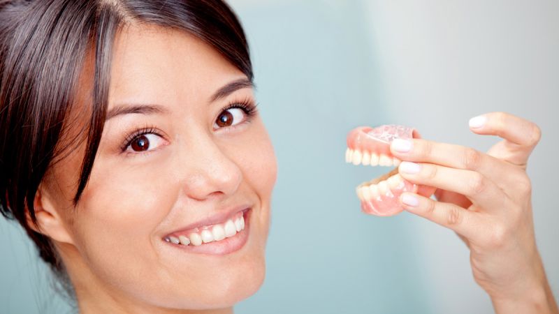 مزیت های ایمپلنت دندان در برابر دندان مصنوعی چیست؟ | بهترین دندانپزشک اصفهان