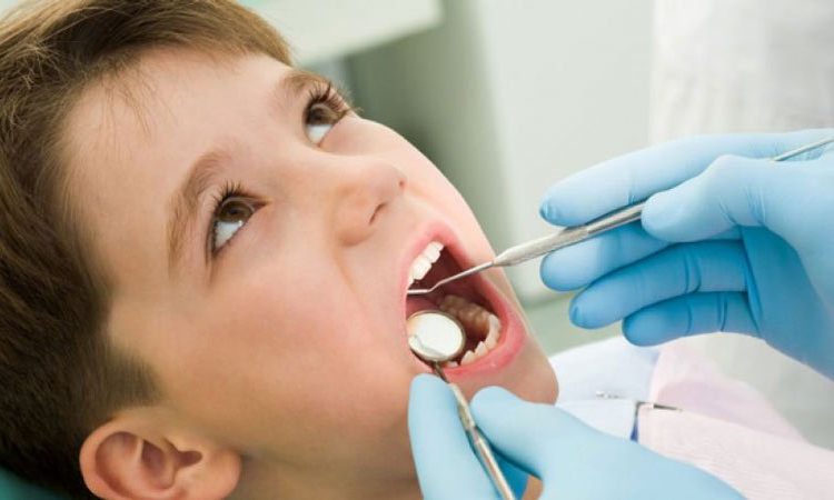 Comment prévenir et traiter la fluorose à différents âges | Le meilleur dentiste cosmétique à Ispahan