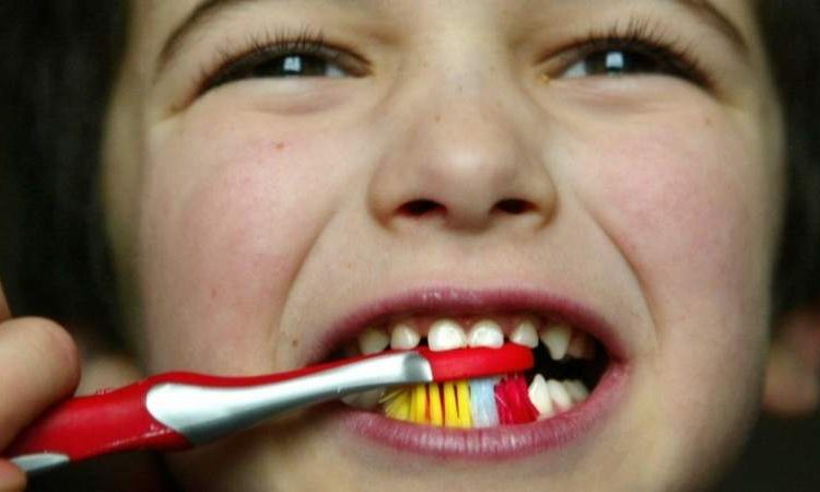 پیشگیری از پوسیدگی دندان در کودکان و نوجوانان | افضل دكتور اسنان تجميلي في اصفهان
