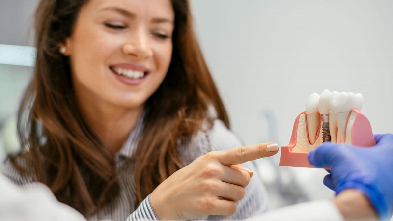 عوامل و علائم بروز نارسائی در ایمپلنت دندان | بهترین دندانپزشک زیبایی اصفهان