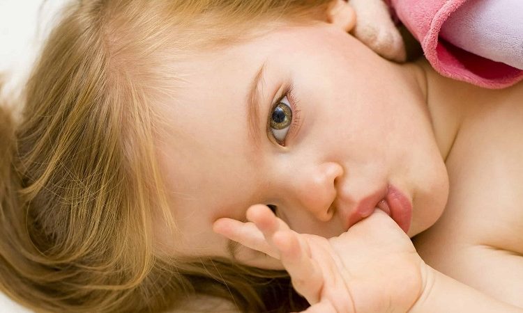Les effets de la succion du doigt et de la tétine sur les dents des enfants | Le meilleur dentiste cosmétique à Ispahan