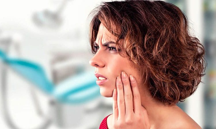 Causes de l'infection des implants dentaires | Le meilleur chirurgien des gencives à Ispahan