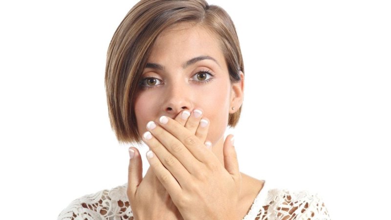 عوامل ایجاد بوی بد در دهان | بهترین جراح لثه اصفهان