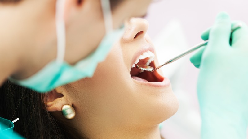زمان مراجعه به دندانپزشک برای چک کردن ایمپلنت دندان | بهترین دندانپزشک اصفهان