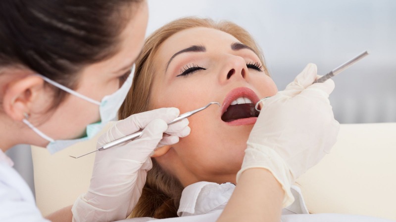 کاشت ایمپلنت دندان با بیهوشی یا سِـدِیشن | بهترین دندانپزشک اصفهان
