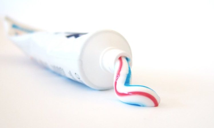 Types de dentifrice adaptés aux enfants | Le meilleur chirurgien des gencives à Ispahan