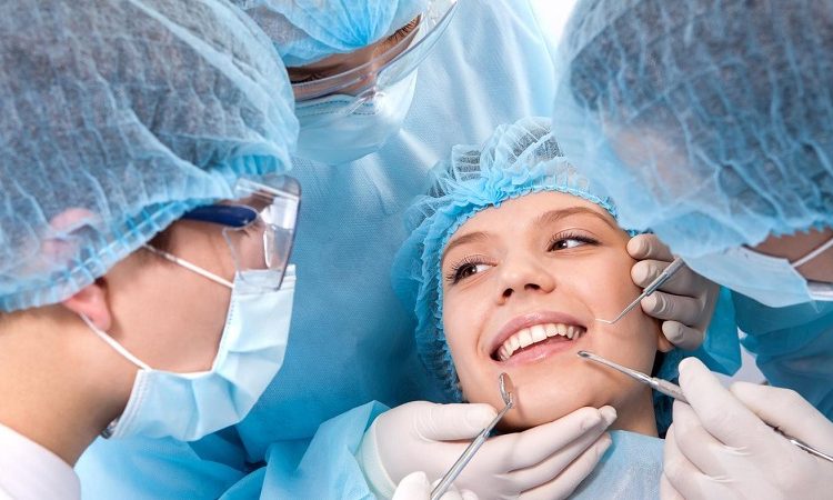 Familiarité avec la chirurgie de vestibuloplastie | Le meilleur dentiste cosmétique à Ispahan
