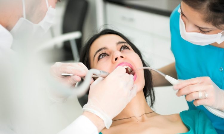 اقدامات لازم هنگام خالی شدن پرکردگی دندان | بهترین دندانپزشک زیبایی اصفهان