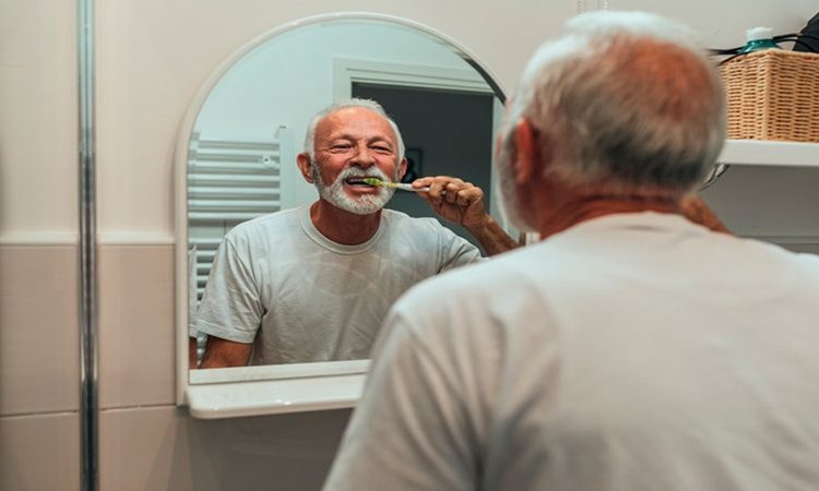 تأثیر سن بر سلامت دهان | بهترین دندانپزشک اصفهان-بهترین جراح لثه اصفهان-قیمت ایمپلنت دندان اصفهان| دکتر حسین برجیان