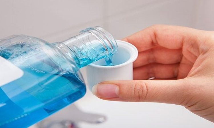 آیا باید از دهان‌شویه استفاده کنم؟ | دکتر حسین برجیان (بهترین دندانپزشک اصفهان-بهترین جراح لثه اصفهان-بهترین دندانپزشک زیبایی اصفهان)