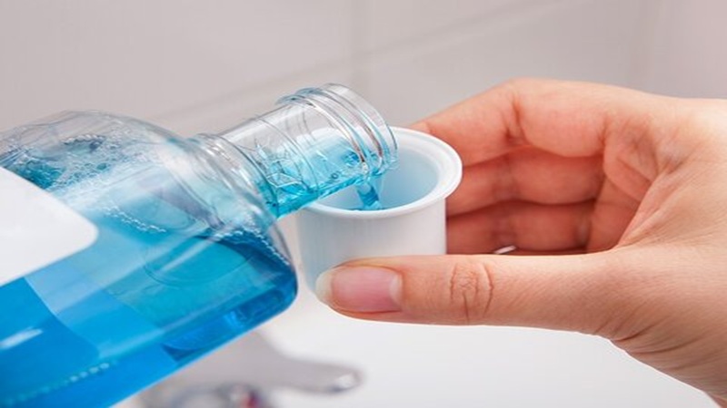 آیا باید از دهان‌شویه استفاده کنم؟ | دکتر حسین برجیان (بهترین دندانپزشک اصفهان-بهترین جراح لثه اصفهان-بهترین دندانپزشک زیبایی اصفهان)