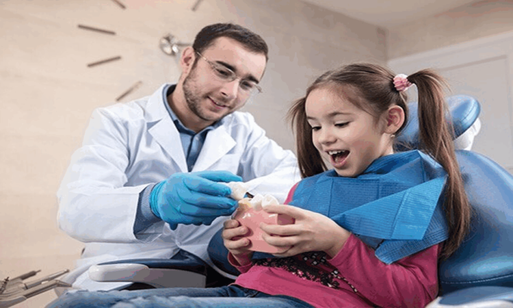 چگونه دندان‌پزشک ترس کودکان از دندان‌پزشکی را کاهش می‌دهد؟ | دکتر حسین برجیان (بهترین دندانپزشک اصفهان-بهترین جراح لثه اصفهان-بهترین دندانپزشک زیبایی اصفهان)
